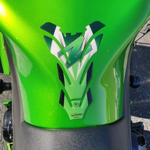 Adesivi Protettivi 3D Verdi per Serbatoio Compatibili con Kawasaki Z750 Z1000 - Prodotto Premium per Copertura Serbatoio - Product Image 1