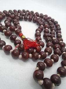 Mala en bois de santal rouge et blanc fabriqué à la main Combo 6mm chapelet en bois noué méditation Pooja et chant - Product Image 2