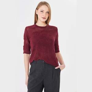 Blouse en tricot à motif de roses pour femmes - Haut doux à col rond et manches courtes avec bouton au dos - Tricotage floral au crochet pour l'été - Product Image 1