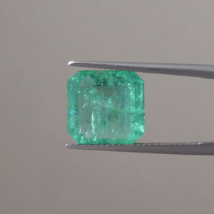 Émeraude naturelle certifiée IGI, taille octogonale 5,70 carats, 12x11mm, taillée à la main, polie à la cire/huile, couleur vert clair. - Product Image 1