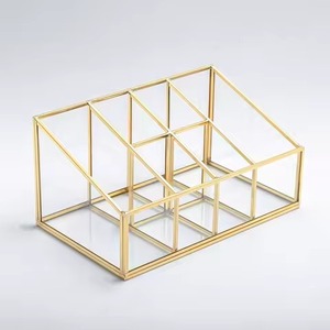 Boîte de rangement et d'organisation de bijoux en verre moderne et luxueuse avec du laiton pour la décoration de la maison - Product Image 3