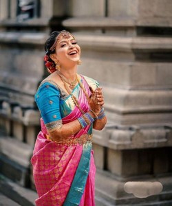 ผ้าส่าหรีผ้าฝ้ายพัตตูราคาประหยัดสำหรับผู้หญิง ใส่ในงานแต่งงาน งานเลี้ยง พร้อมงานปักแบบบานาราซี เสื้อแบบยังไม่เย็บติดกระดุม ซักเครื่องได้ ดีไซน์ทันสมัย - Product Image 2