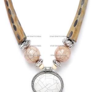 2023 personnalisé à la main mode résine collier Vintage à la mode bois résine collier pendentif moderne résine collier à vendre - Product Image 1