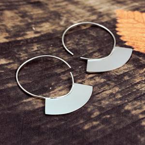 Pendientes de Aro Plateados con Arco Geométrico, Pendientes de Aro Minimalistas - Product Image 2