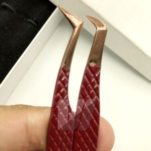 Pinzas de extensión de pestañas de acero inoxidable con recubrimiento en polvo granate Embalaje personalizado Logotipo Punta puntiaguda de oro rosa Diseño sostenible - Product Image 4