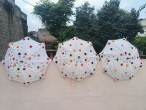 Parapluie décoratif blanc avec miroir Work & Pom-Poms Indian Wedding & Festival Decor Parasol Ethnic Event Decoration Umbrella - Product Image 3