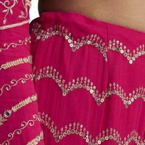 ชุดชาราผ้าจอร์เจียสีชมพูพร้อมกระจกเลื่อมและปักลายดอกไม้สำหรับงานแต่งเจ้าสาวงานเลี้ยงรับรอง - Product Image 6