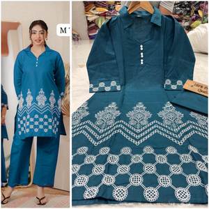 Robe moderne en coton rayonne lourd avec broderie sur le devant et les manches, design réversible pour les occasions de fête - Product Image 5