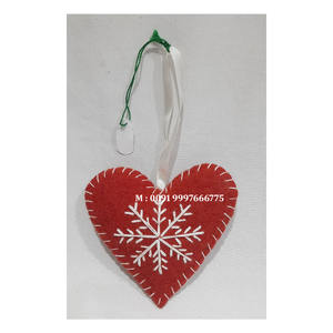 Ornements de Noël en forme de cœur faits à la main avec broderie zari, en tissu avec motif floral, utilisés pour la décoration des fêtes - Product Image 1