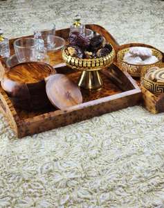 Plateau de service rectangulaire en bois de luxe artisanal de haute qualité avec Meena, compatible lave-vaisselle, épaisseur 1,5 cm, prix raisonnable - Product Image 1