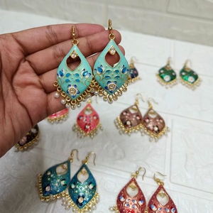 ต่างหูน้ำหนักเบาคละแบบ meenakri jhumka handicardft jhumka สำหรับงานแต่งงานของชาวอินเดียของขวัญ haldi mehindi - Product Image 5