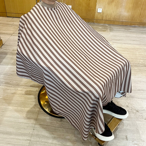 Logotipo personalizado Capa de corte de pelo negra profesional Cierre ajustable Salón Poliéster Impermeable Silicona Cuello Capa de peluquero - Product Image 1