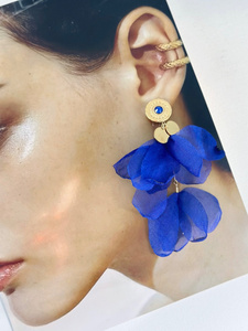 ต่างหูชุบทองของผู้หญิงสำหรับฤดูร้อนจะแขวนด้วยกลีบดอกไม้สีสันสดใสต่างหูแฟชั่นหรูหราสำหรับงานปาร์ตี้ในโอกาส - Product Image 5