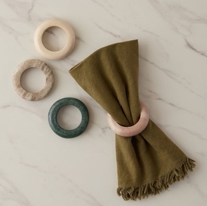 Ensemble de ronds de serviette en marbre blanc minimaliste moderne 6 porte-serviettes en pierre à facettes géométriques pour la décoration de table de fête, de mariage et de dîner - Product Image 2