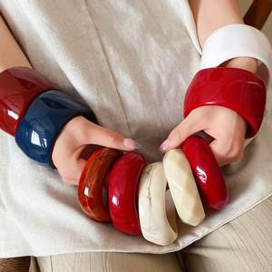 Bracelets en résine de couleurs mélangées en gros |   Bracelets en acrylique de formes et tailles assorties pour femmes |   Bijoux fantaisie en gros fabriqués en Inde - Product Image 1