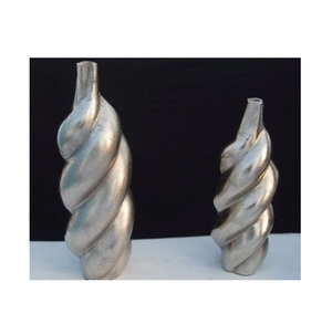 Juego de artículos decorativos de la mejor calidad de alta venta/2 florero de aluminio fundido para decoración del hogar con acabado plateado y diseño elegante - Product Image 1