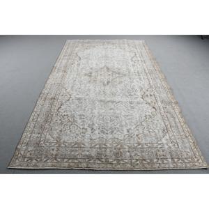 Alfombra vintage de 5,6x9,4 pies, blanca y marrón con motivos de plantas y árboles, alfombra turca de lana. - Product Image 1