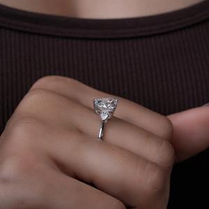 Anillo de Compromiso con Diamante Cultivado en Laboratorio en Forma de Corazón, 2.83 CTW, Forma de Corazón y Pera, Diamantes Certificados por IGI, Anillo de Tres Piedras, Diseño Único - Product Image 5