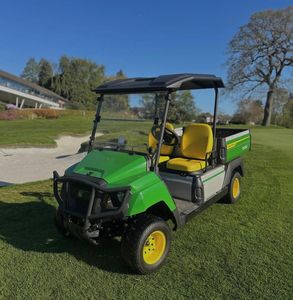 รถจักรยานยนต์อเนกประสงค์ John Deere Gator XUV 835 ขับเคลื่อน 4 ล้อ เกียร์ธรรมดา ได้รับการรับรองมาตรฐาน EEC/EPA เครื่องยนต์ 4 จังหวะ เบนซิน/ดีเซล - Product Image 1