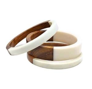 Fournisseur en gros de bracelets en résine époxy, couleur jaune et blanche, bracelet pour femmes, accessoires de mode / bijoux en lucite faits à la main pour filles - Product Image 3