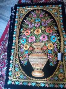 Tapis Zari tissé à la main avec des détails en pierre semi-précieuse pour des intérieurs de maison élégants et opulents - Product Image 2