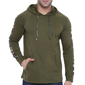 เสื้อฮู้ดดี้ผู้ชายแบบสั่งทำ OEM สีเขียว แขนแร็กแลน ลายพรางด้านข้าง ผ้าฟลีซน้ำหนักเบา ผลิตจากโรงงาน ขายส่ง MOQ ต่ำ จำนวนมาก - Product Image 1