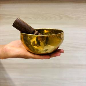 Bol chantant en bronze fait à la main inspiré par le bouddhisme pour la thérapie par le son et la méditation de guérison des chakras artisanat traditionnel en métal - Product Image 1