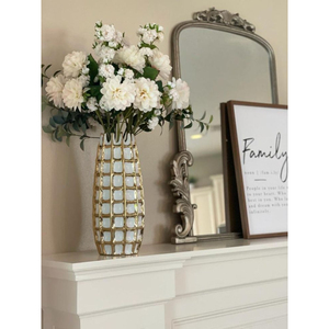 Vase en métal décoratif avec des détails de fabrication raffinés, parfait pour ajouter un charme élégant aux espaces de vie et aux bureaux - Product Image 3