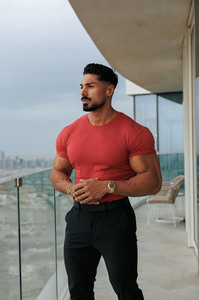 Fournisseur en gros sur mesure T-shirts pour hommes à col rond en bambou rouge Basics T-shirt en coton respirant pour l'entraînement et le streetwear pour hommes - Product Image 6
