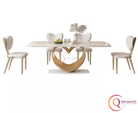 Table à manger rectangulaire élégante avec base en or en forme de coeur Un ajout élégant et romantique à votre salle à manger.