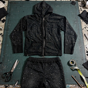 ชุดเสื้อฮู้ดดี้และกางเกงขายาวปักลายดาวแบบติดร้อน ผลิตตามสั่งจากเมืองเซียลคอต ประเทศปากีสถาน ผ้าฝ้าย 100% เป็นมิตรต่อสิ่งแวดล้อม หนัก 420 GSM - Product Image 4