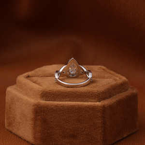 Anillo de Compromiso de Oro Macizo 18KT con Corte Redondo, Diamante Cultivado en Laboratorio, Ajuste de Racimo, Certificado IGI, Diamante Libre de Conflictos - Product Image 4