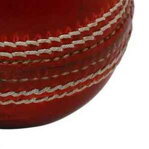 T20 de diseño personalizado de la mejor calidad sobre pelota de cricket, nuevo equipo deportivo Popular de cuero genuino de 4 piezas, rendimiento óptimo de Color rojo - Product Image 4