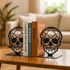Porte-livres en métal noir durable en forme de crâne, idéal pour le bureau, les étagères, la décoration d'Halloween et le style gothique de la maison, en provenance d'Inde - Product Image 1
