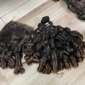 Fasci di capelli umani rimbalzanti a onda larga intrecciano capelli ondulati color cioccolato e marrone che fanno rimbalzare i venditori di capelli in Vietnam