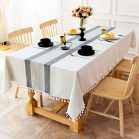 Nappe en coton tissé de qualité supérieure |   Brodé à la main |   Bordure à pompons de forme carrée |   Imperméable et écologique |   Taille personnalisable