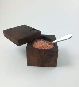 Caja de madera orgánica para sal, construida con una estructura resistente que mantiene la sal fresca durante la preparación de los platos. - Product Image 1