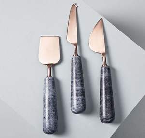 Ensemble de couteaux à fromage de luxe avec manches en résine blanche et lames en acier inoxydable doré Outils à fromage gastronomiques 3 pièces pour la gastronomie - Product Image 4