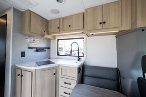Caravane Forest River Sunseeker pour 4 personnes, blanc et noir, design moderne en aluminium avec cuisine coulissante, suspension indépendante - Product Image 5