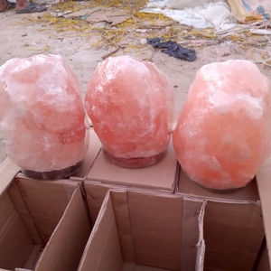 โคมไฟหินเกลือหิมาลัยแกะสลักด้วยมือรูปทรงธรรมชาติสำหรับตกแต่งบ้าน - Product Image 1