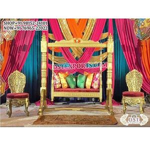 Chaises en bois de teck balançoire dorée sud-asiatique pour mariages pour les fonctions musulmanes Heena Gujarati Garba décor de scène décorations de mariage - Product Image 1