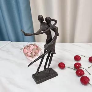 Les sculptures de couple en métal symbolisent l'amour éternel grâce à des matériaux qui résistent au temps, aux intempéries et aux tendances changeantes. - Product Image 5