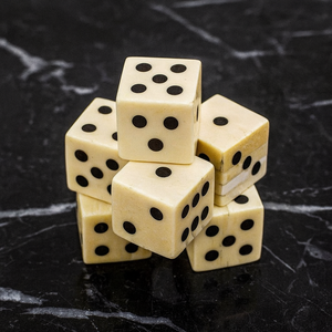 Dados de Cuerno de Búfalo de Alta Calidad, Hechos a Mano, con Relieve, Modernos, Ecológicos, de 4 Caras, Forma Cuadrada, Tamaño Personalizable, Artesanos Reales - Product Image 1