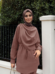 Conjunto de 2 Piezas para Mujer, Color Sólido, Casual, Antiarrugas, Minimalista, Diseño Asimétrico con Tela Drapeada, Top Marrón a Media Pantorrilla + Pantalones - Product Image 2