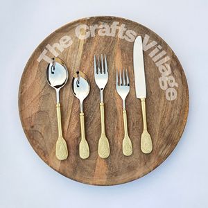 Juego de cubiertos de metal con diseño de mango de latón para una mesa de comedor de cocina tradicional rústica, ideal para uso diario y fiestas. - Product Image 1
