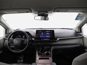 Toyota Sienna LE 8 places d'occasion en excellent état, modèle 2022 - Product Image 4