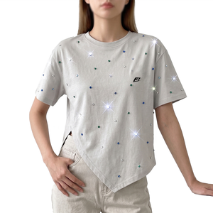Camiseta de manga corta para mujer con adornos de diamantes de imitación, cuello redondo, dobladillo asimétrico, ajuste holgado, top informal de moda, camiseta personalizada para mujer - Product Image 1