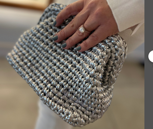Bolsa de ganchillo plateada perfecta para un evento especial - Product Image 1