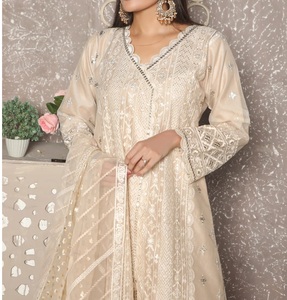Salwar Kameez pour femmes en lin cousu à la main de style punjabi, blanc, avec broderies de pierres Moti, de haute qualité, luxueux, fait à la main, pour les fêtes, costumes décontractés ethniques - Product Image 5