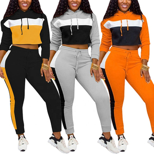 Ensemble de survêtement à logo personnalisé pour femmes, coupe ajustée, taille XL 100%, haut et pantalon courts en coton au design décontracté pour femmes - Product Image 5